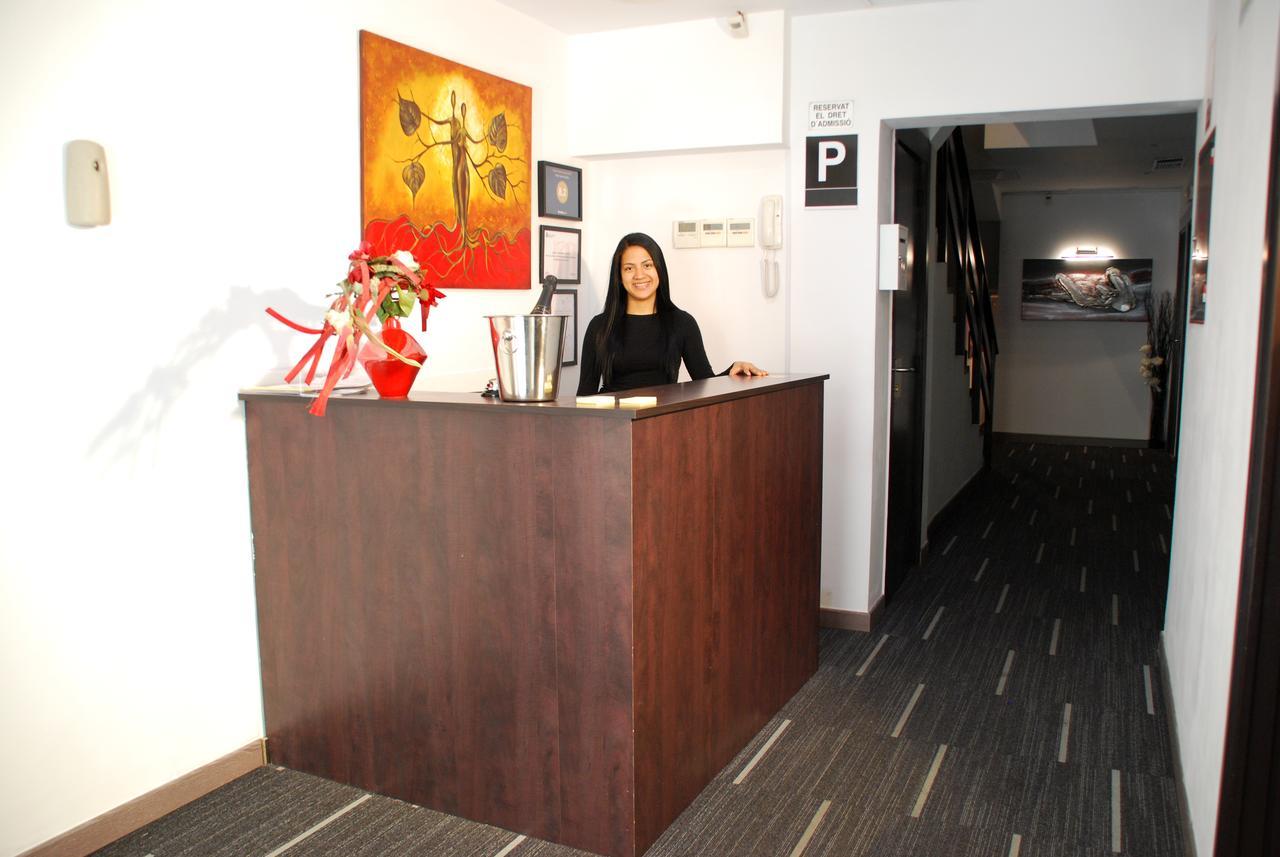 Casita Amarilla Hotel del amor Barcelona