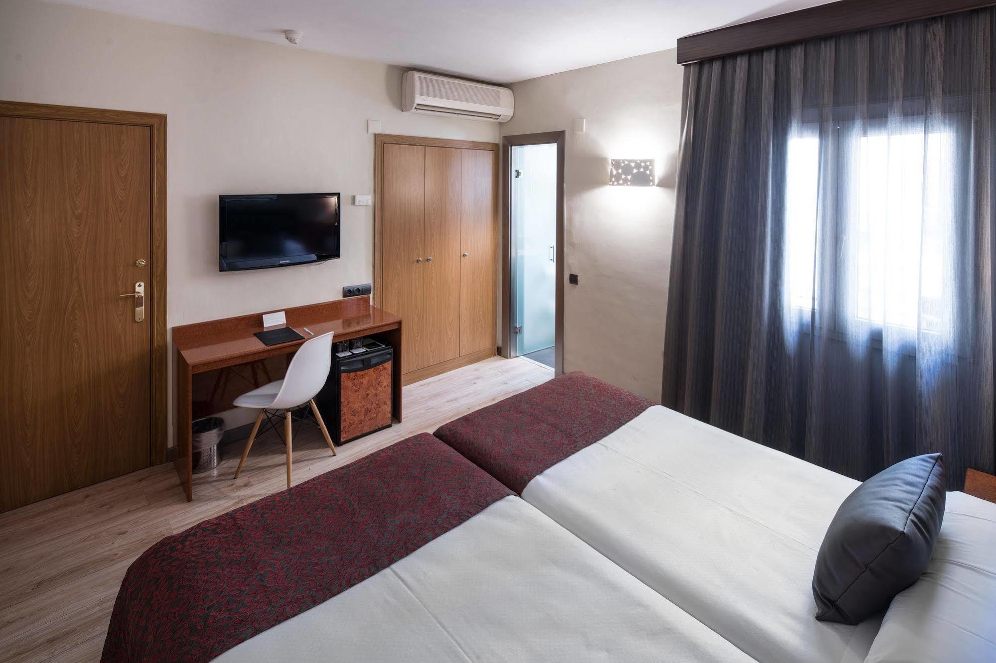 Catalonia Castellnou Hotel 3*