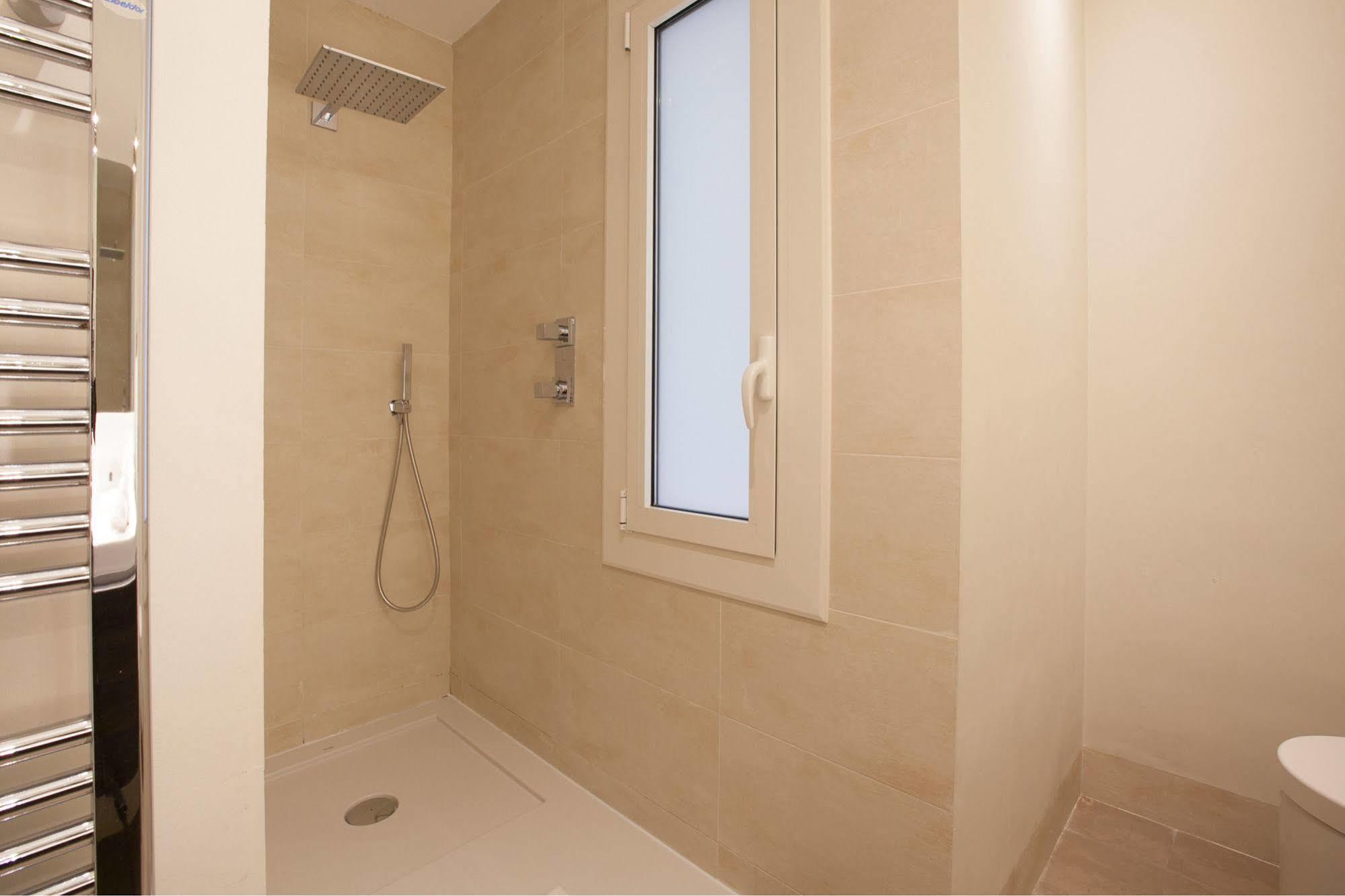 Rent Diagonal-aribau 3* Barcelona