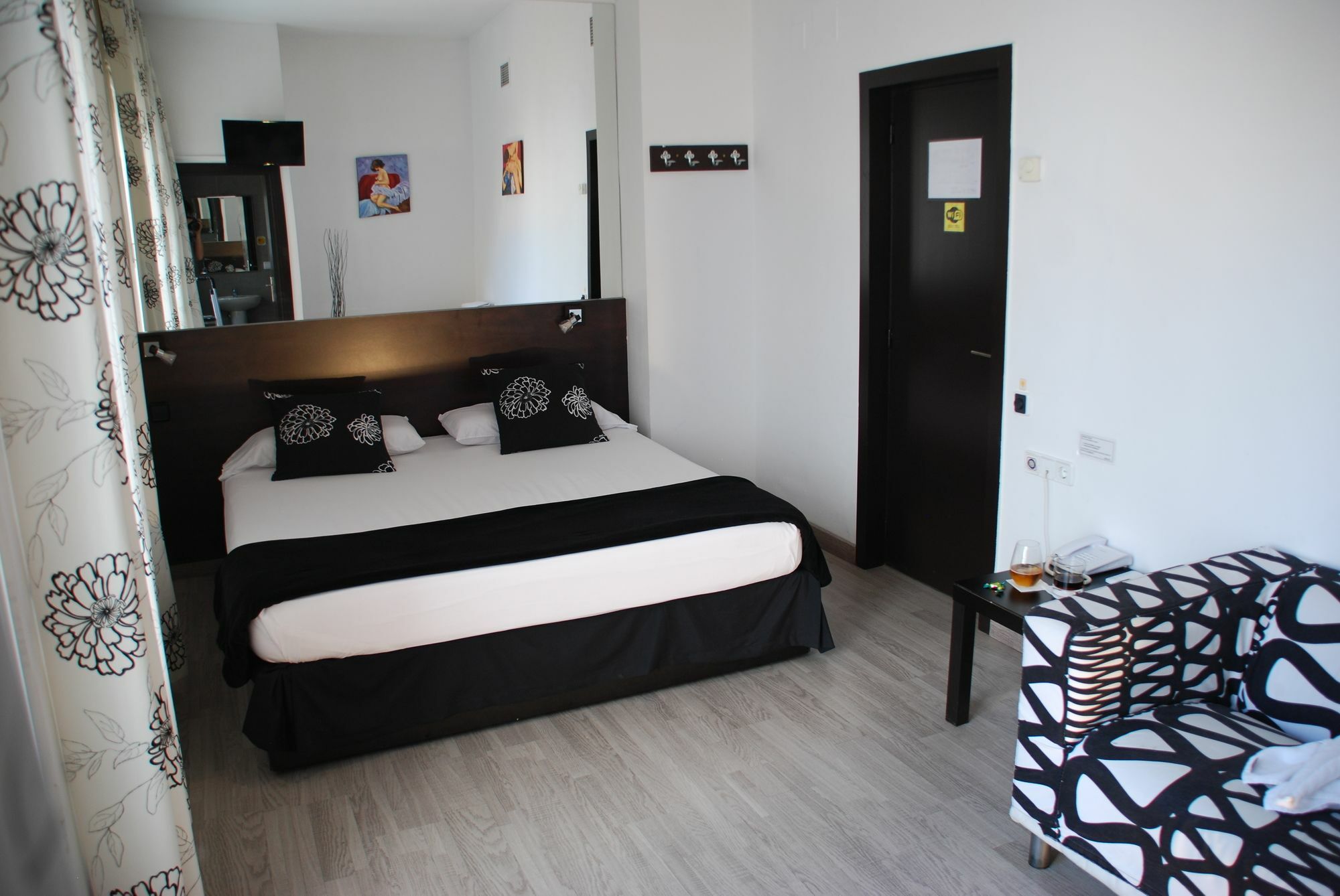 Hotel del amor Casita Amarilla Barcelona