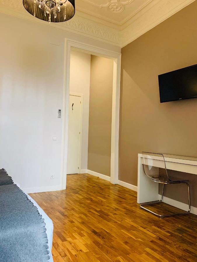 Aptbcn Super Balmes Apartment