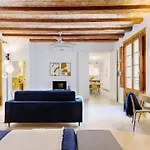 Spacious Apartment In The Gothic