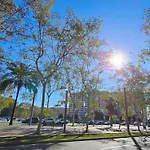 8 Min Walk To The Beach & 10 Min Walk To Convention Centre !
