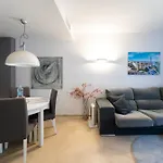 Comfy Downtown + Private Terrace