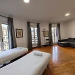 Big Apartment For 15 In The Heart Of Eixample
