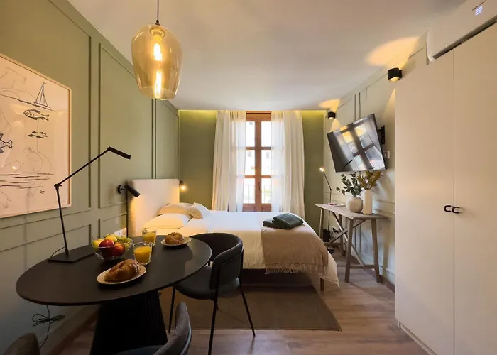 Oasis Suites Near Picasso Museum