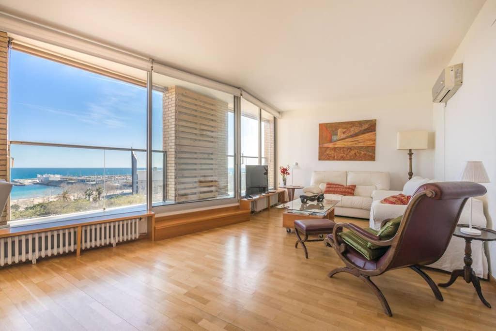 Sea Views & Skyline Apartment
