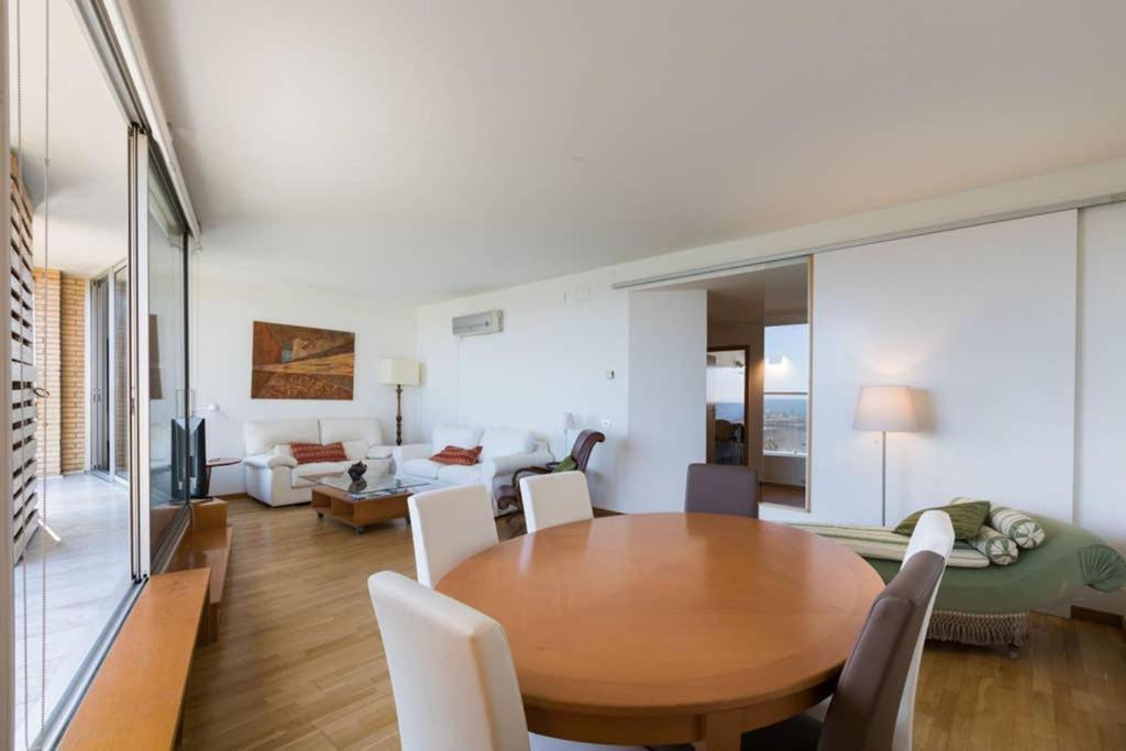 Sea Views & Skyline Apartment