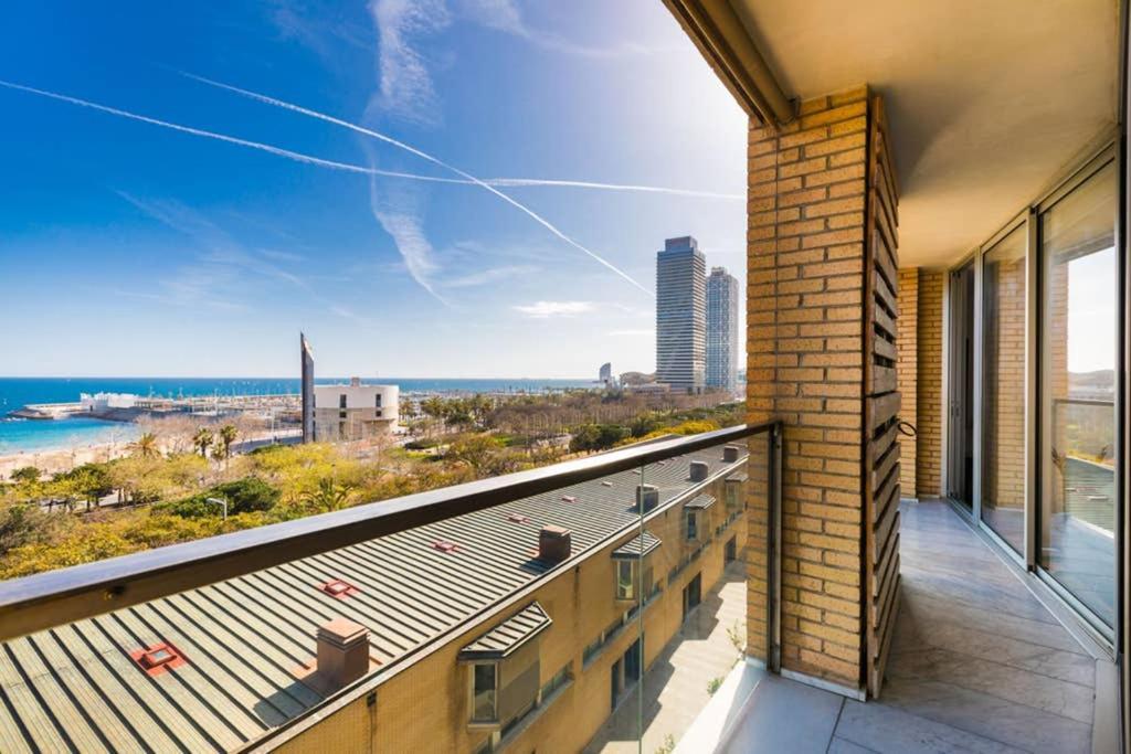 Sea Views & Skyline Apartment