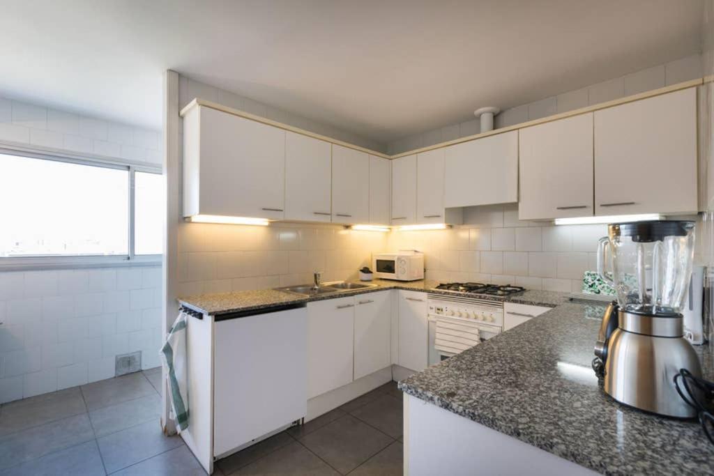 Sea Views & Skyline Apartment