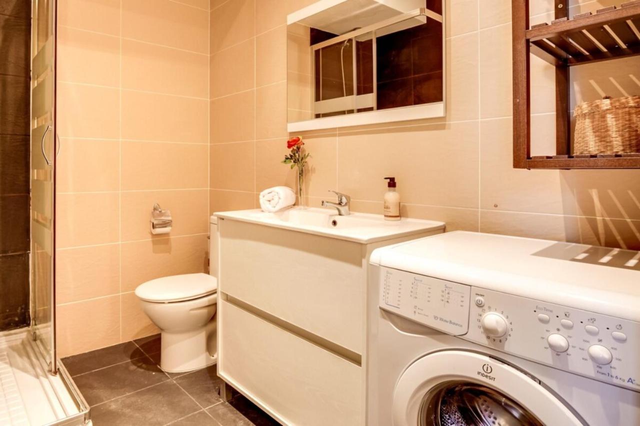 Modern 2 Bedroom Flat In Trendy Poble Sec Barcelona