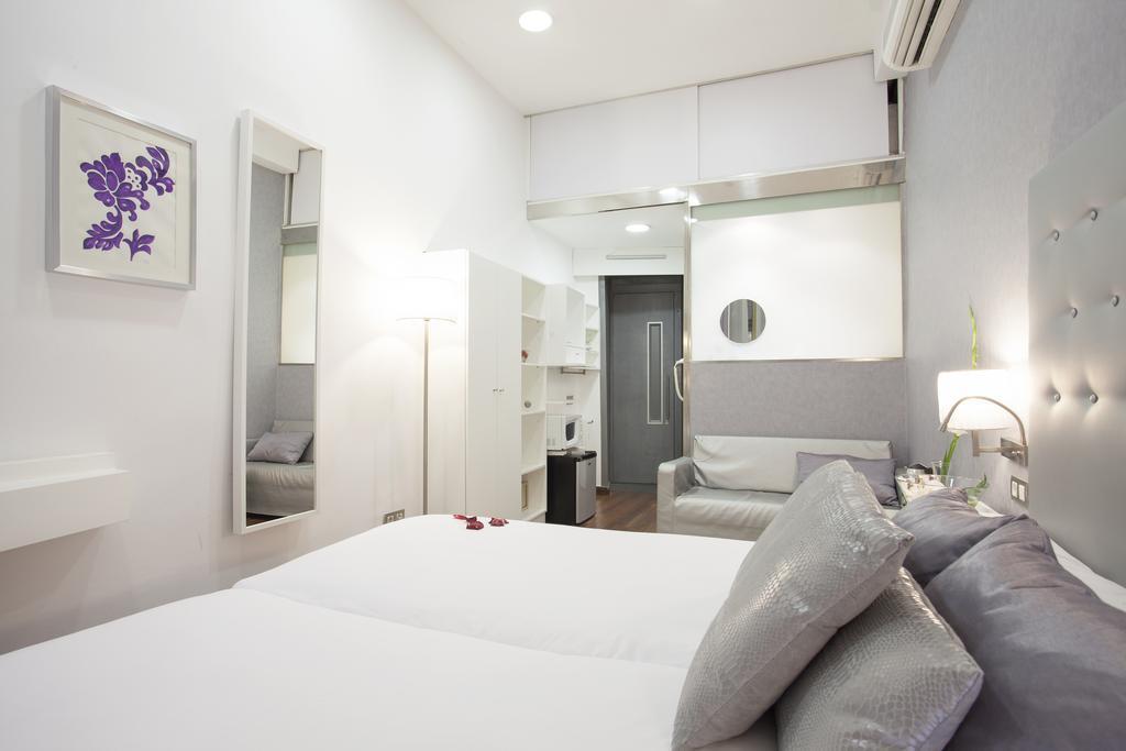 Triple With Private Bathroom In Gothic Pensión