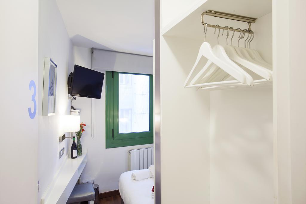 Triple With Private Bathroom In Gothic Pensión 2*