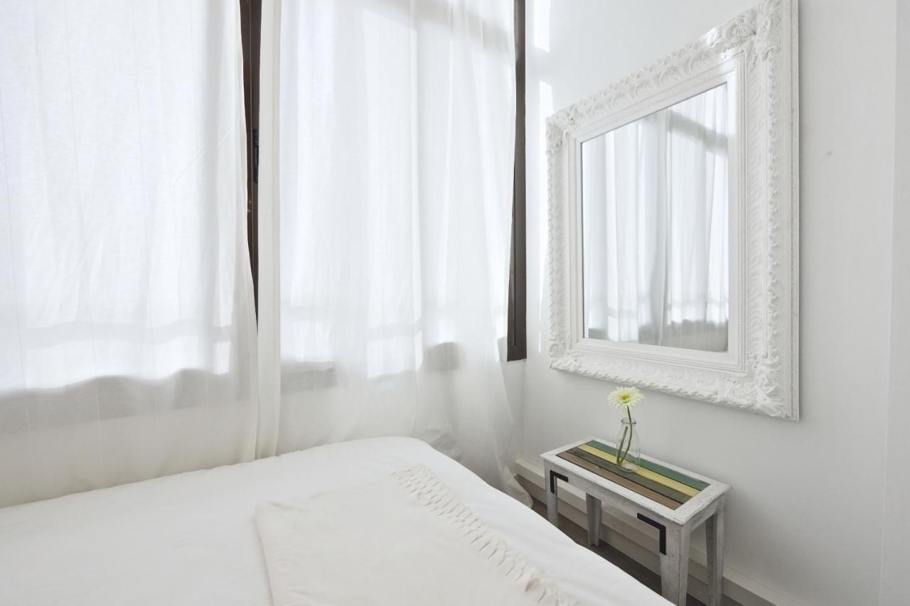The White Flats Sant Antoni Apartment *