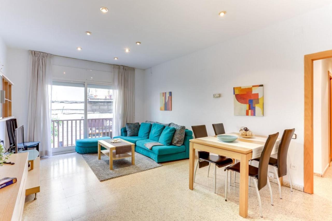 Bright And Spacious 3 Bedroom Close To The Beach Apartment