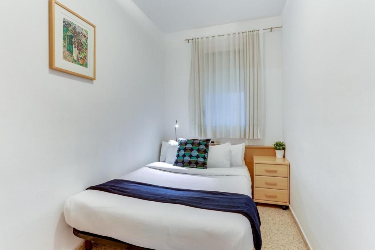 Bright And Spacious 3 Bedroom Close To The Beach Apartment *