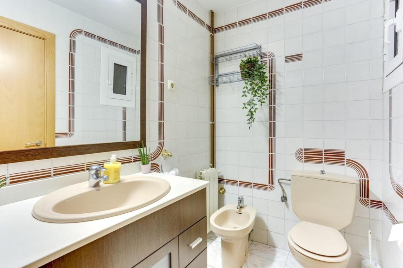 Bright And Spacious 3 Bedroom Close To The Beach Apartment *