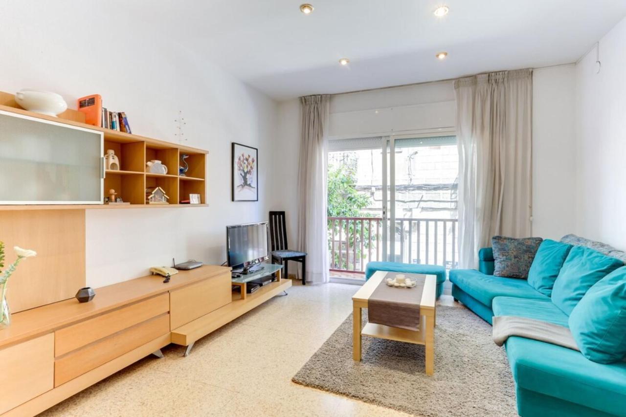 Bright And Spacious 3 Bedroom Close To The Beach Apartment