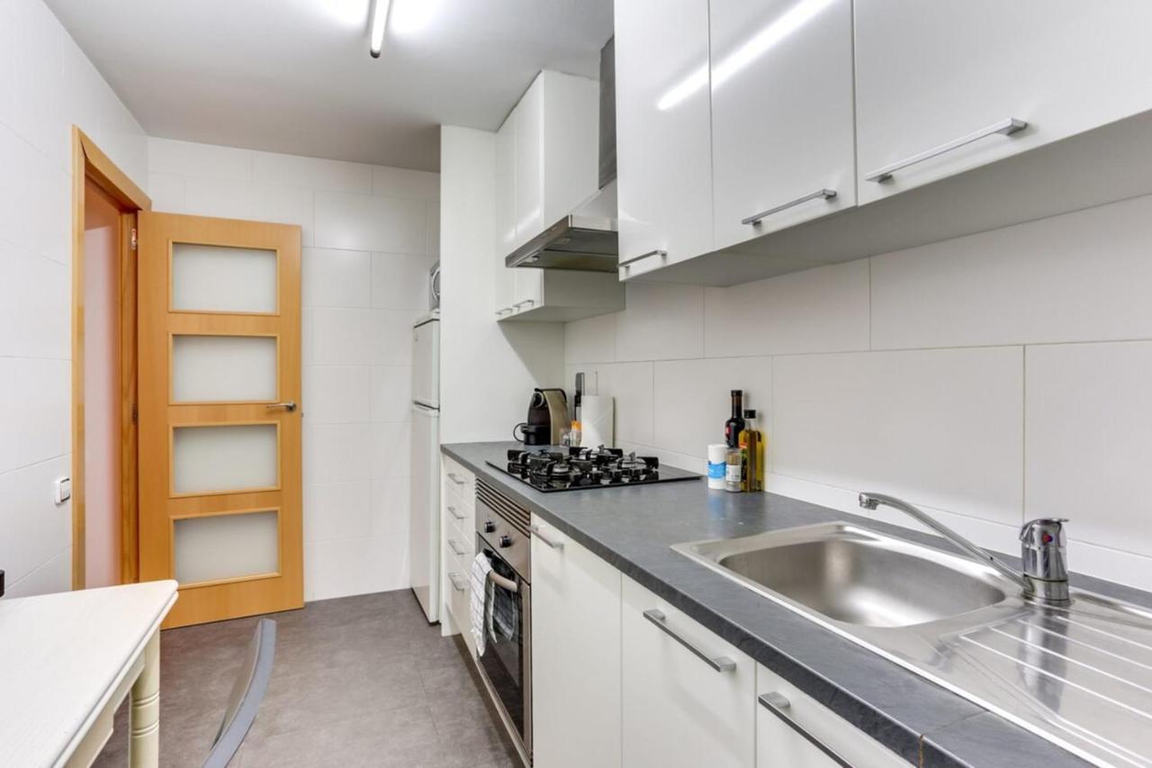 Bright And Spacious 3 Bedroom Close To The Beach Apartment *