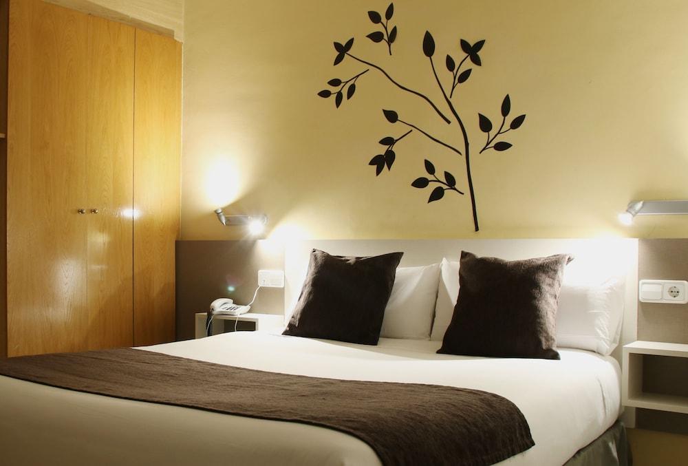Hotel Travessera 2*