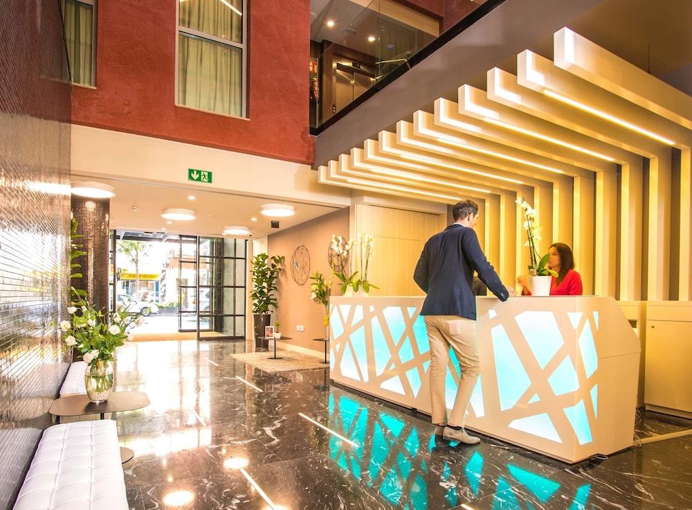 Arya Stadium Hotel