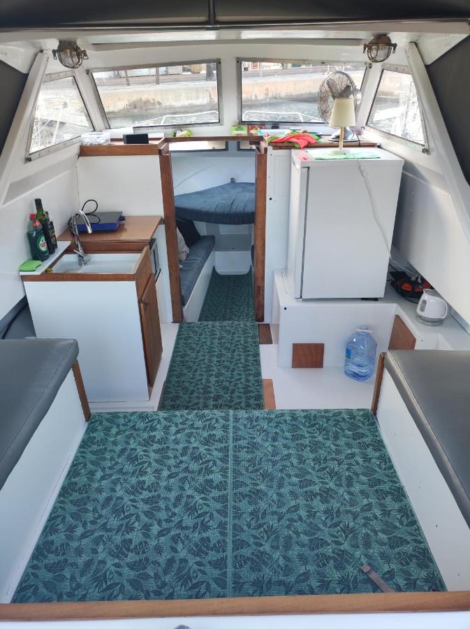 Nice Boat To Sleep In & Parking *