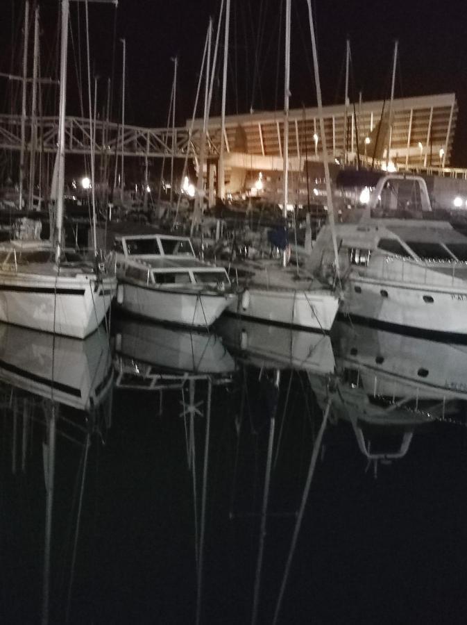 Nice Boat To Sleep In & Parking *