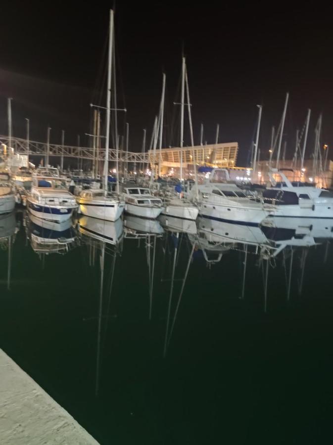 Nice Boat To Sleep In & Parking Hotel en barco *