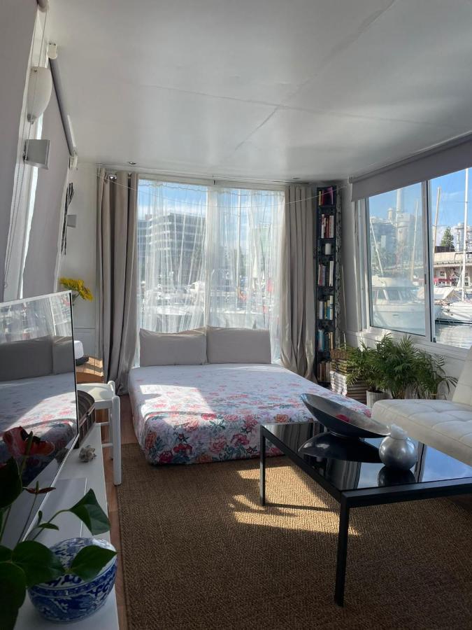 Hotel en barco Light Bedroom In A Boat *