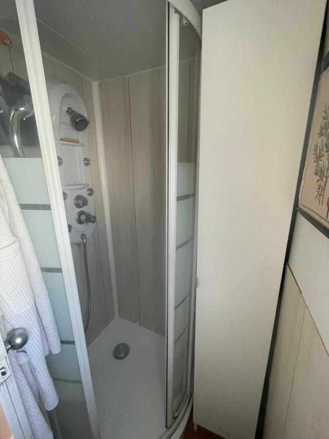 Hotel en barco Light Bedroom In A Boat *