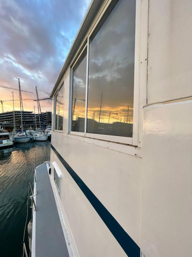 Hotel en barco Light Bedroom In A Boat