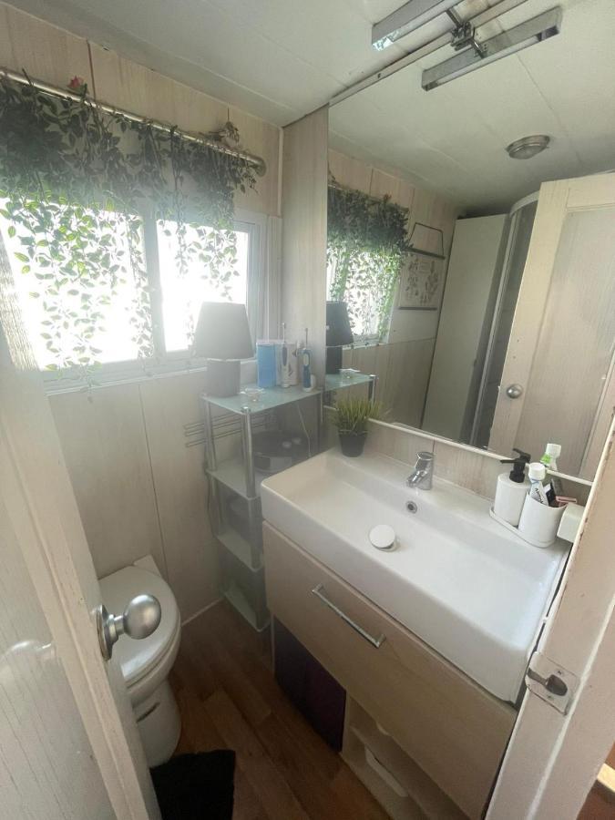 Hotel en barco Light Bedroom In A Boat *