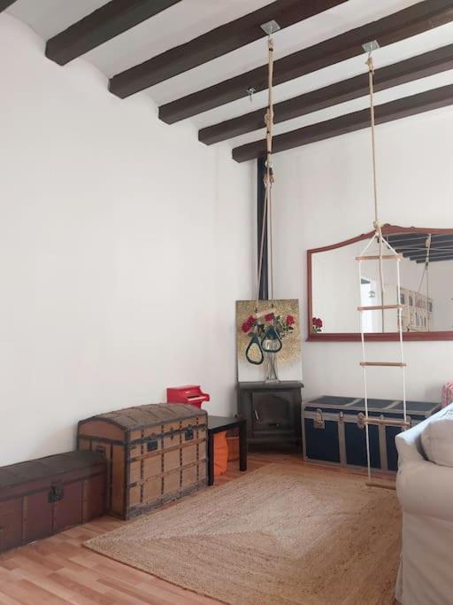 Small In Sants With Huge Terrace Habitación en casa particular *