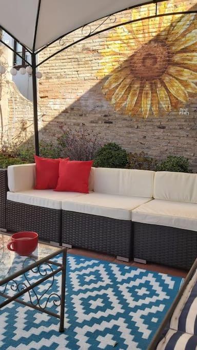 Small In Sants With Huge Terrace Habitación en casa particular *