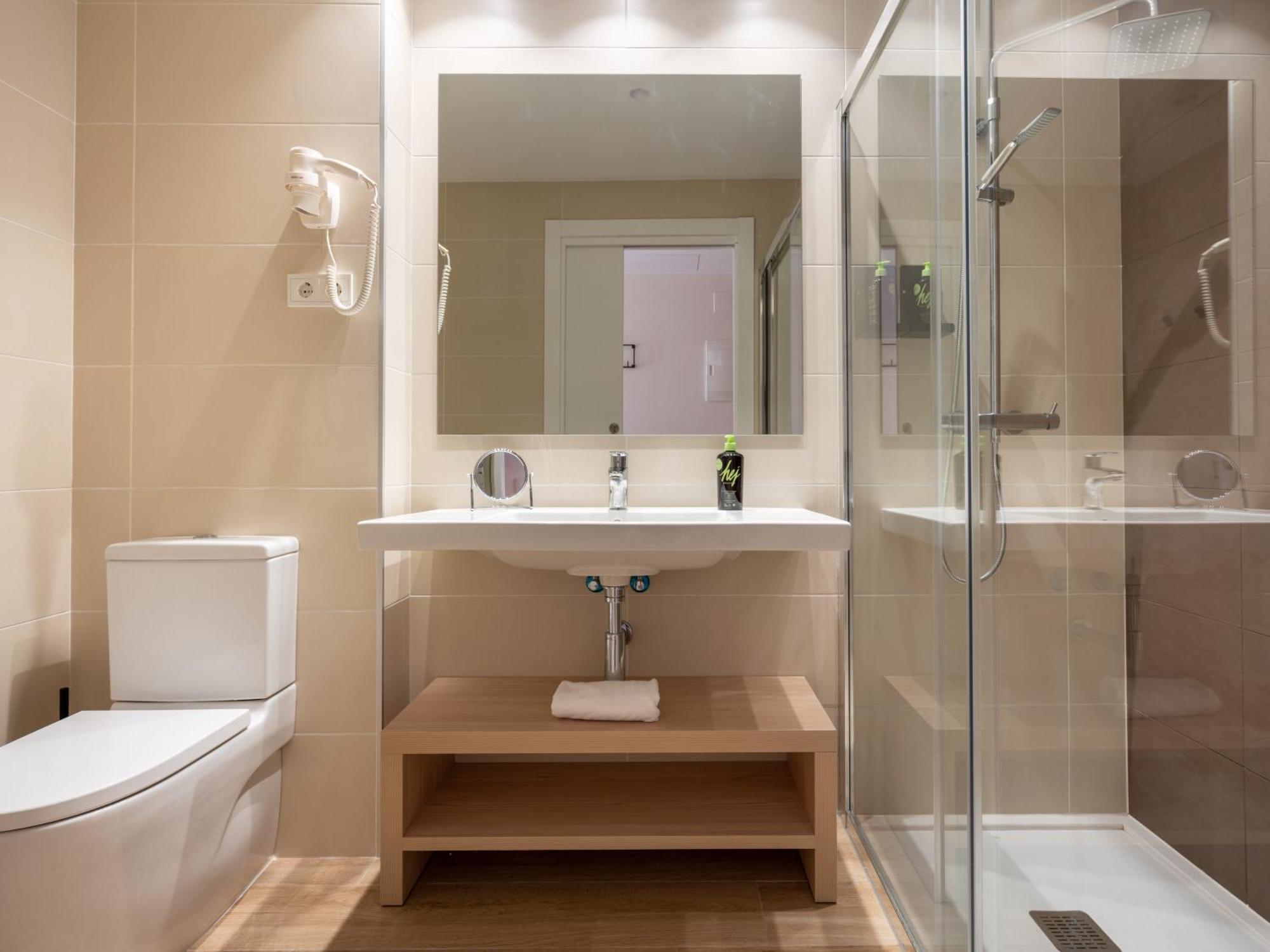 Limehome Carrer De Besalú 82 Hotel *