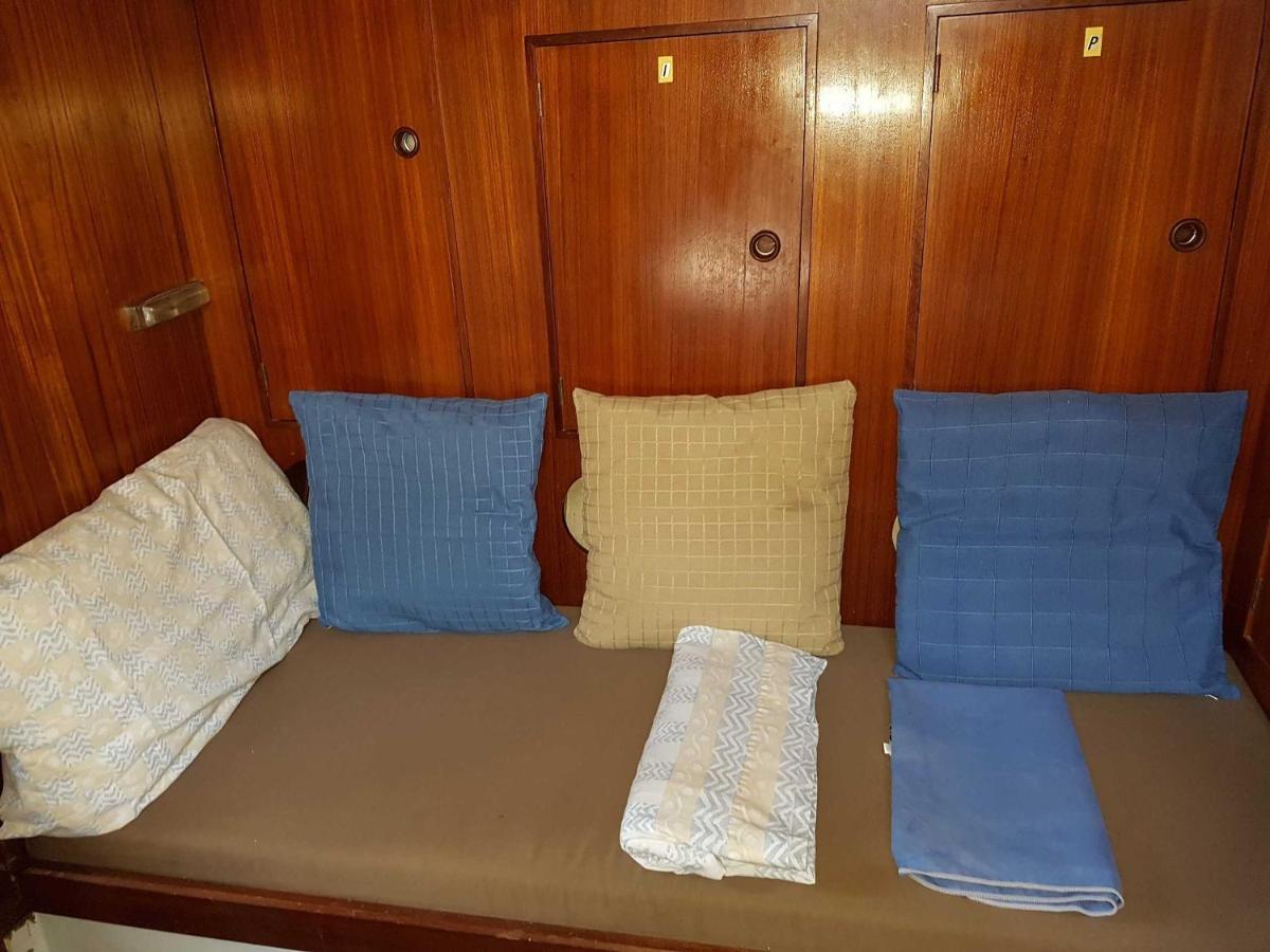On A Beautiful Ocean Going Classic Schooner! Hotel en barco