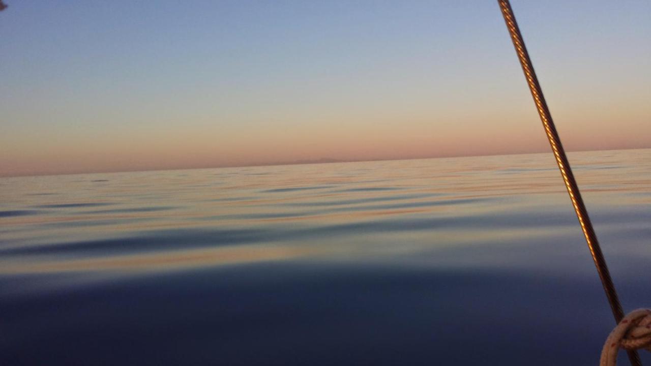 On A Beautiful Ocean Going Classic Schooner! Hotel en barco