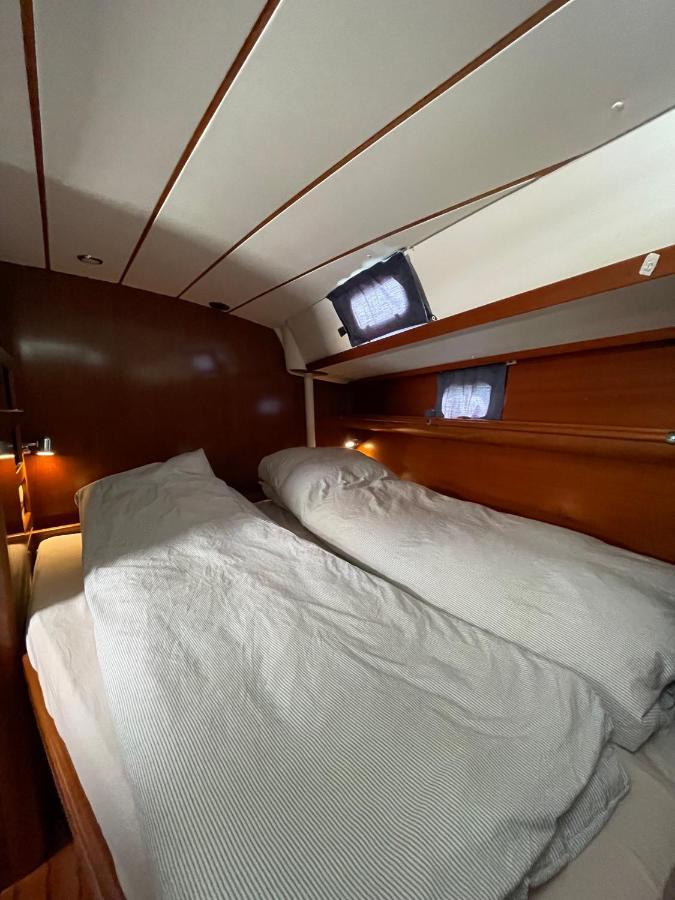 Beautiful And Comfortable Sailboat With Secure Parking Available Hotel en barco Barcelona