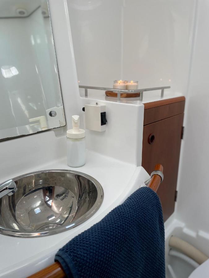 Beautiful And Comfortable Sailboat With Secure Parking Available Hotel en barco Barcelona