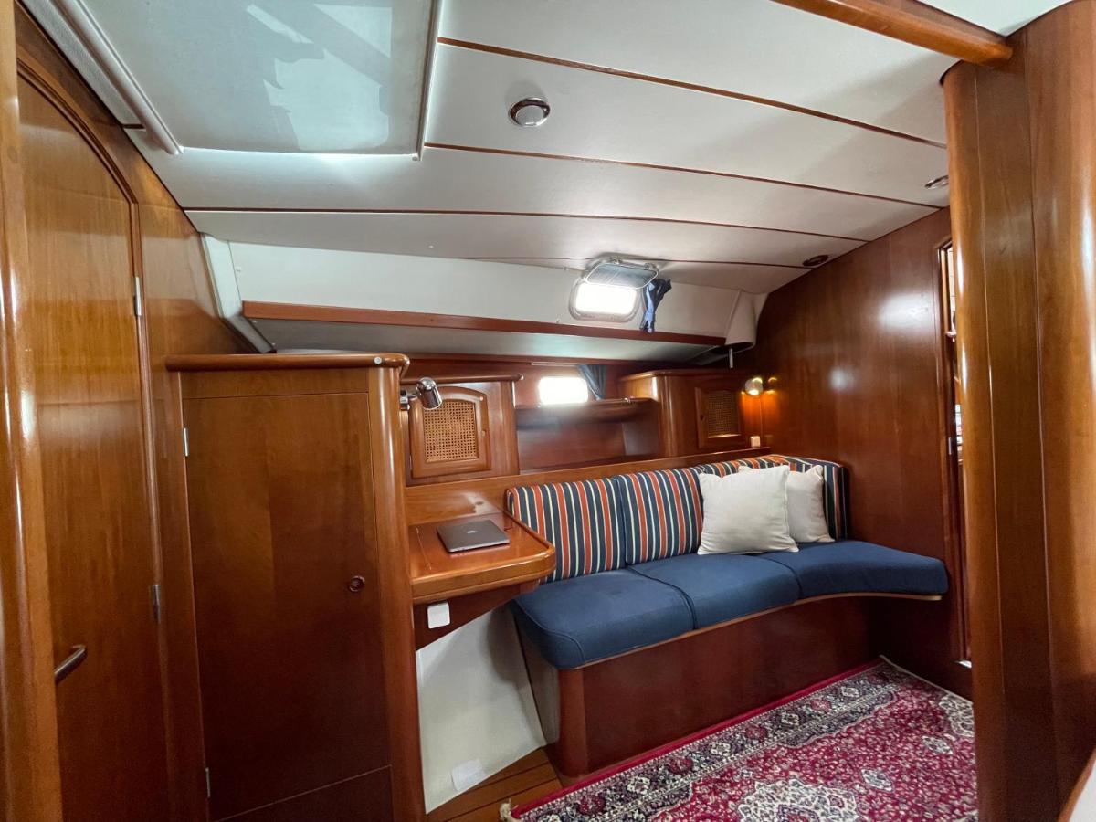 Hotel en barco Beautiful And Comfortable Sailboat With Secure Parking Available Barcelona