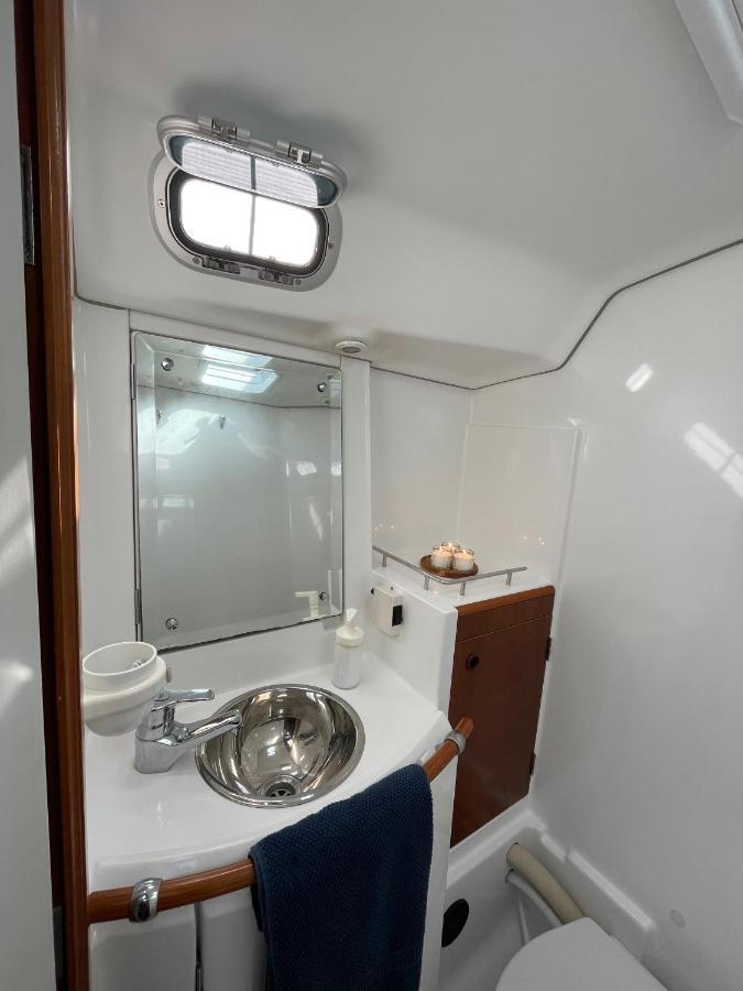 Beautiful And Comfortable Sailboat With Secure Parking Available Barcelona