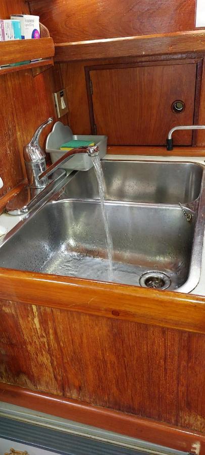 On A Beautiful Ocean Going Classic Schooner! Hotel en barco