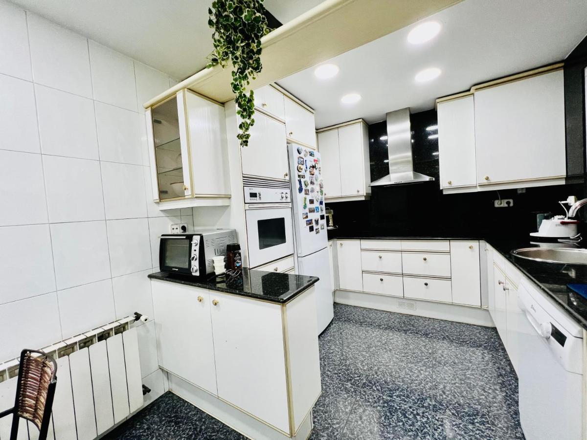 Homestay Your Second In With Private And Private Bathroom Close To Montjuic, Pl Espana, La Rambla, Ferry Port *