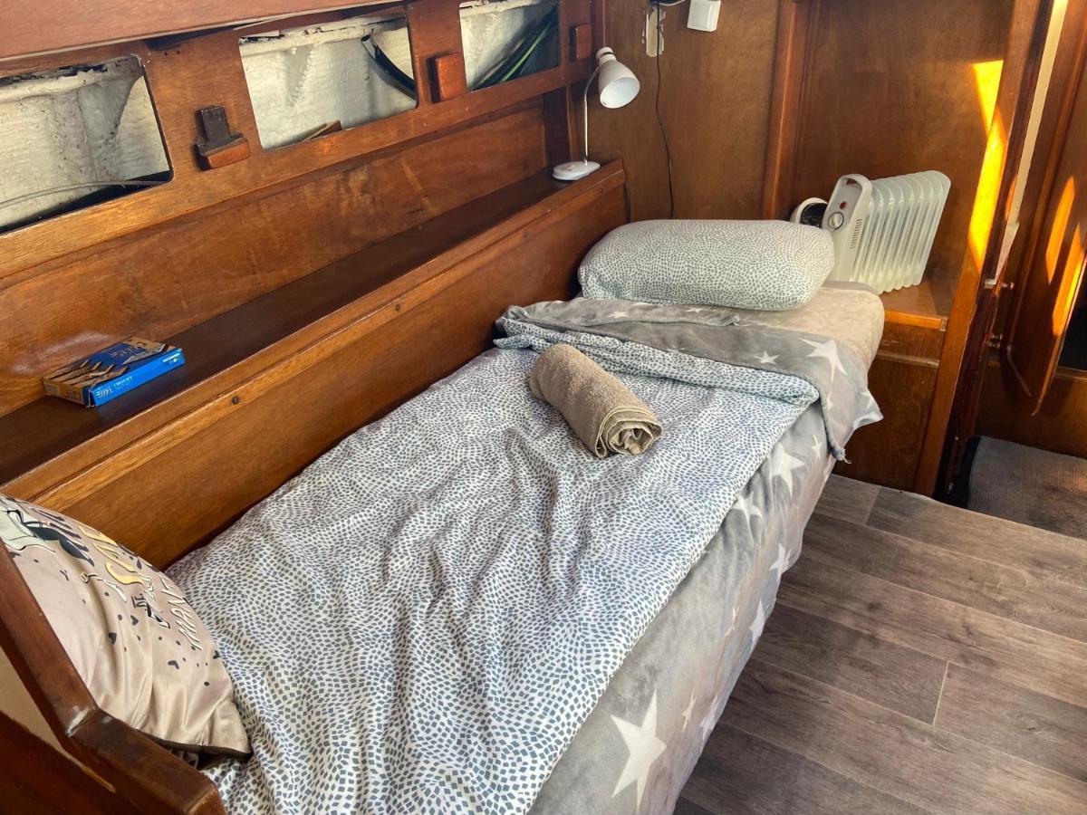 Botel Fantastic Sailing Boat To Sleep In Barcelona
