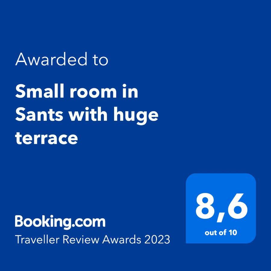 Small In Sants With Huge Terrace Habitación en casa particular Barcelona