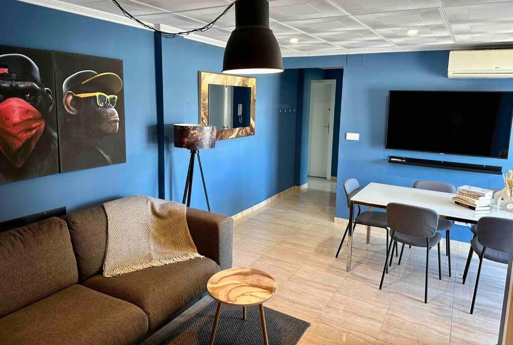 8 Min Walk To The & 10 Min Walk To Convention Centre ! Apartment