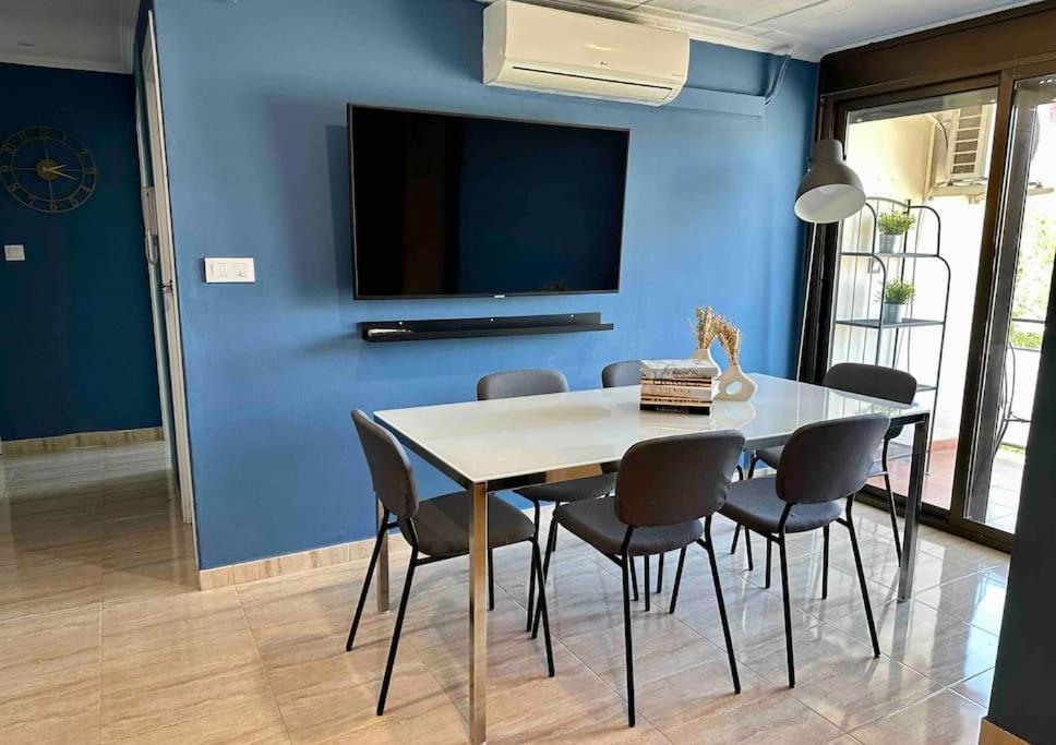 Apartment 8 Min Walk To The & 10 Min Walk To Convention Centre ! Barcelona