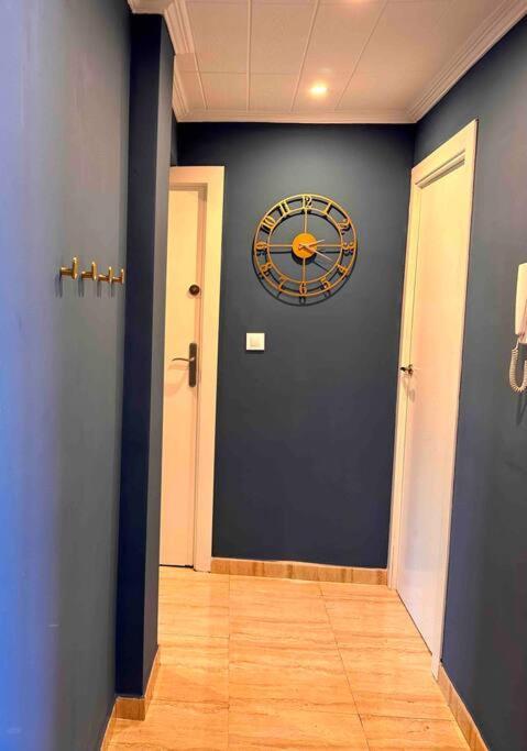 8 Min Walk To The & 10 Min Walk To Convention Centre ! Barcelona
