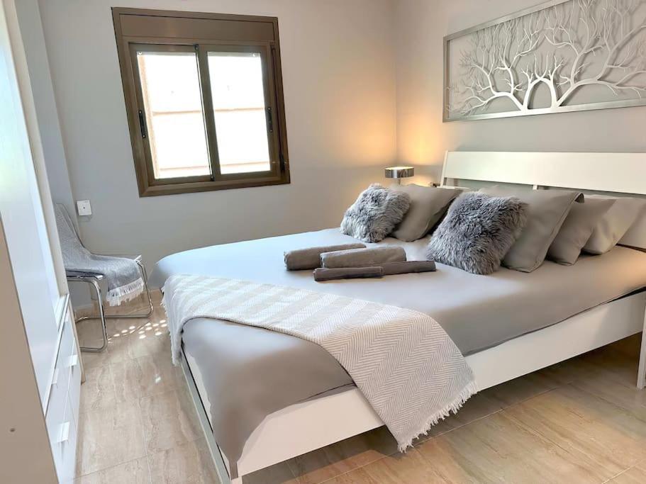 Apartment 8 Min Walk To The & 10 Min Walk To Convention Centre ! *