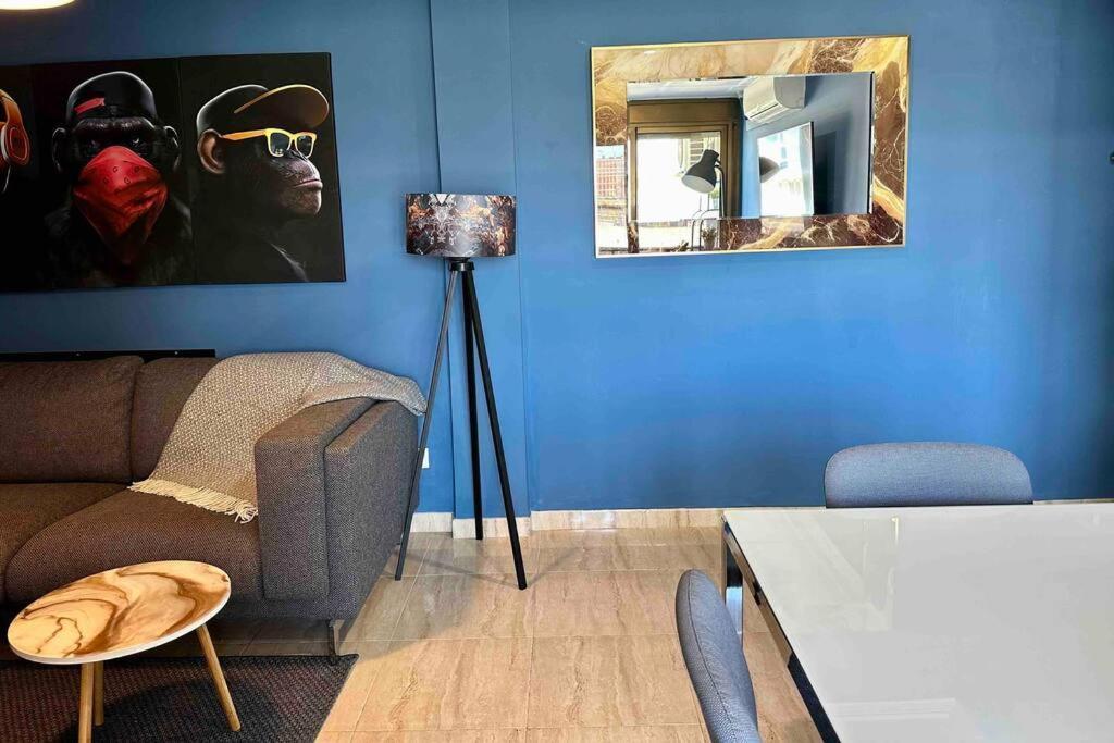 8 Min Walk To The & 10 Min Walk To Convention Centre ! Apartment *